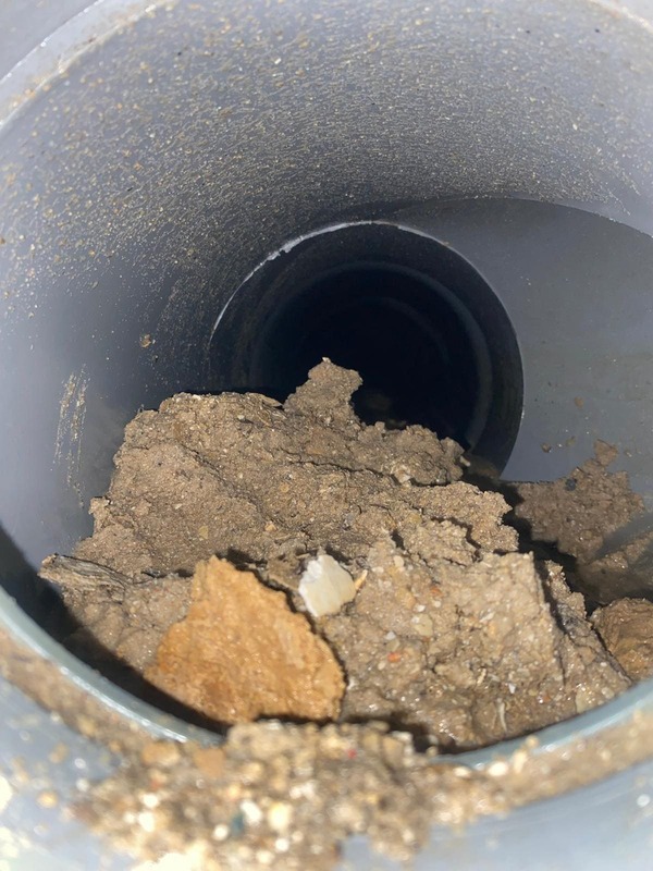 Tubería obstruida por acumulación de áridos en galería del Barrio de Salamanca
